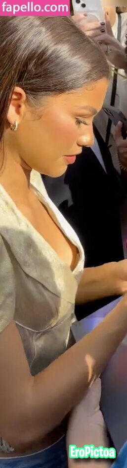 Celeb oops - slip - nipple slip photo - Part 16
