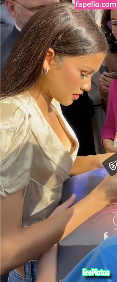 Celeb oops - slip - nipple slip photo - Part 42