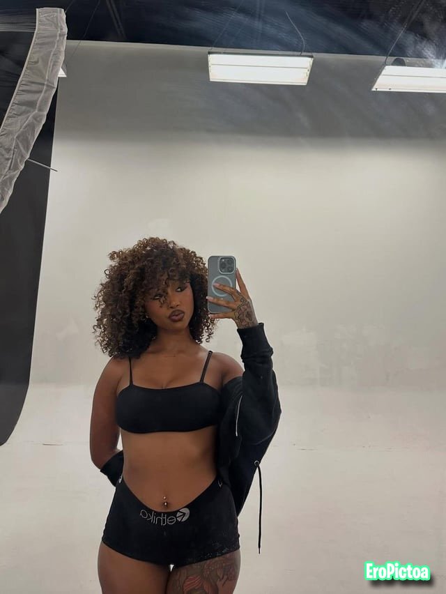 T.I. Stepdaughter Ž0ññïQúë photo featuring Ebony milkers - Part 16
