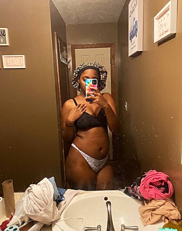 Thumbnail for Cute teen showing off her Perky tits & twerking her Round bubble ass #leaked