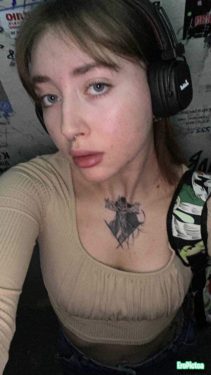 pretty hot leaked single photo featuring looking - Part 1