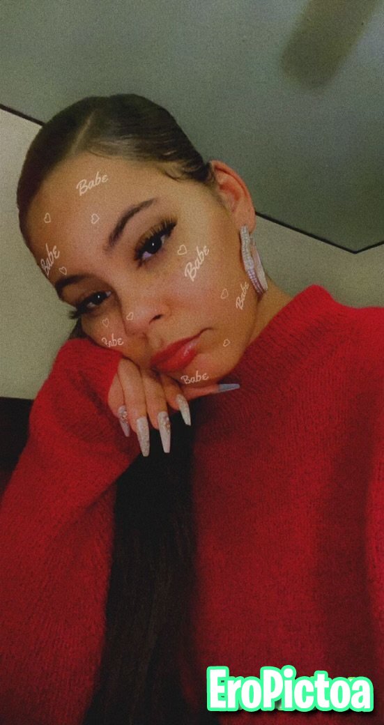 Does anyone know her photo featuring exposed