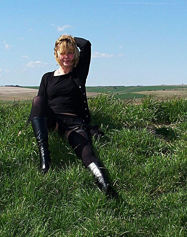 Thumbnail for Tina - UK Milf - Pierced & Posing.    (z)
