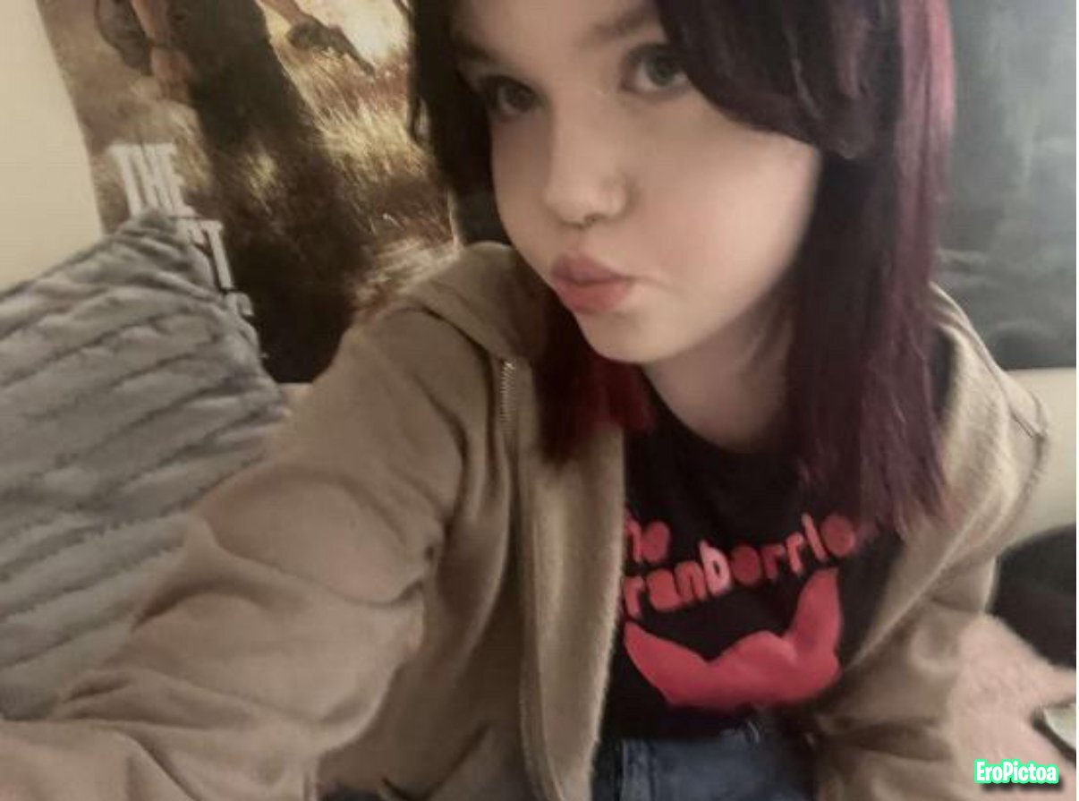 Beth 18 exposed and tributes photo featuring cleavage - Part 2