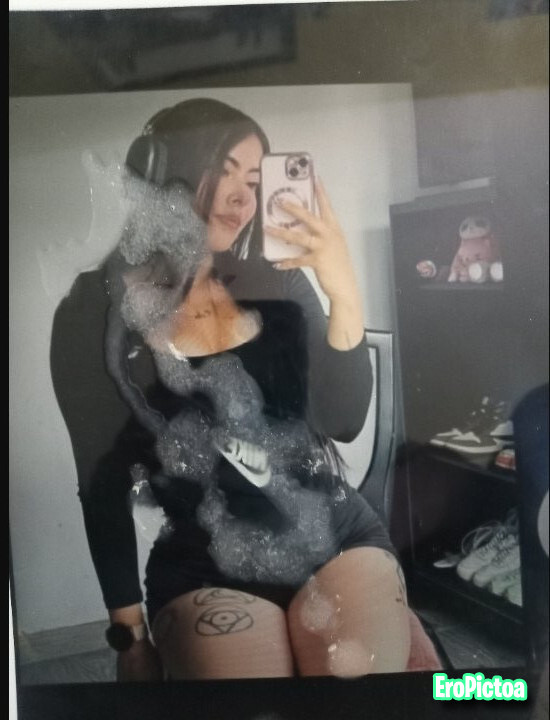 Puta irl de seguidor, unas ganas de ver como violan ese cuerpo de zorra qué tiene, morbo al dm photo featuring Irl