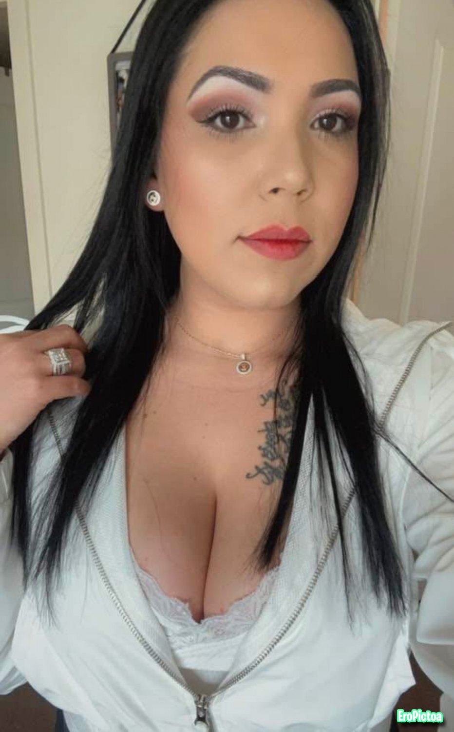 Can anyone tribute this Latina MILF irl (just posted her sister) photo featuring bigtits - Part 6