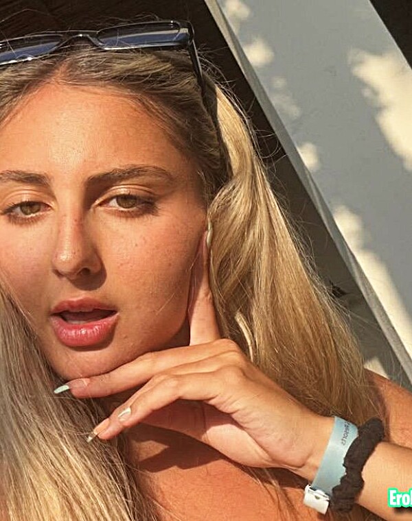 Thumbnail for Smoking hot bombshell teen IRL
