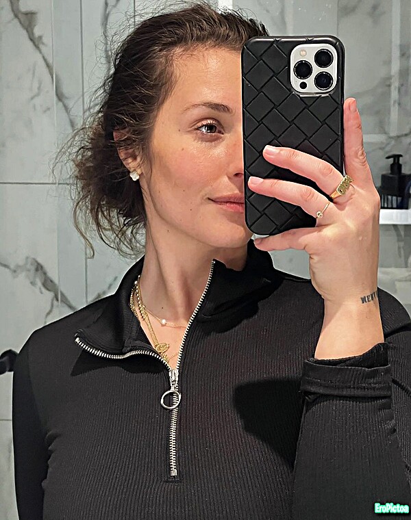 Thumbnail for Stunning curvy Latina teen mirror selfies