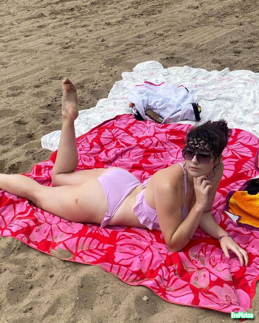 Ari - IRL flex photo featuring Ari