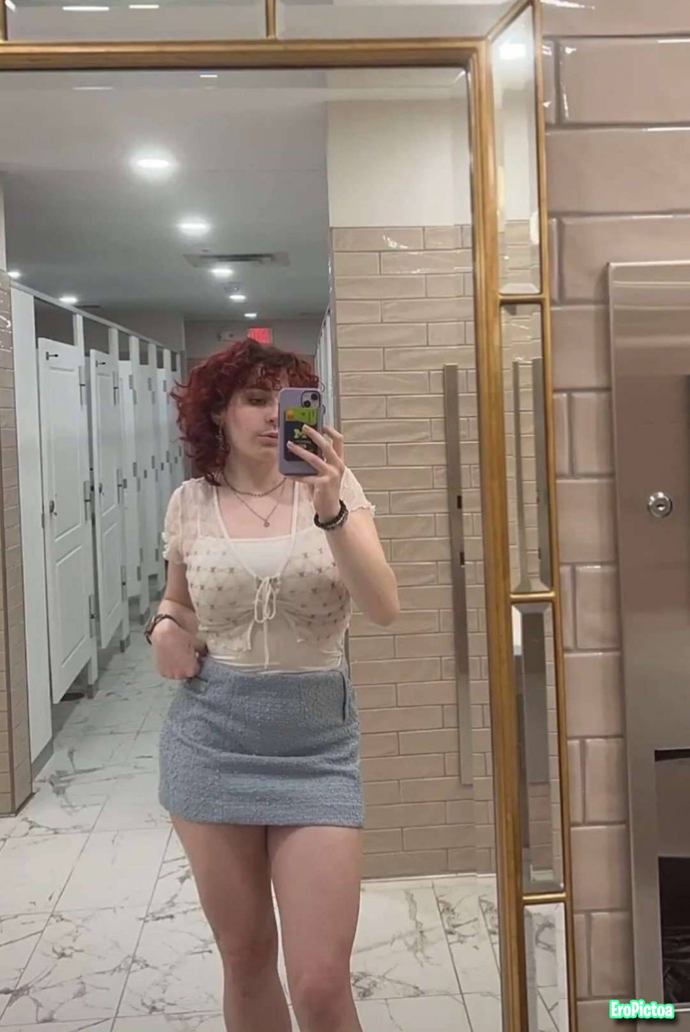 Ari - IRL flex photo featuring 20