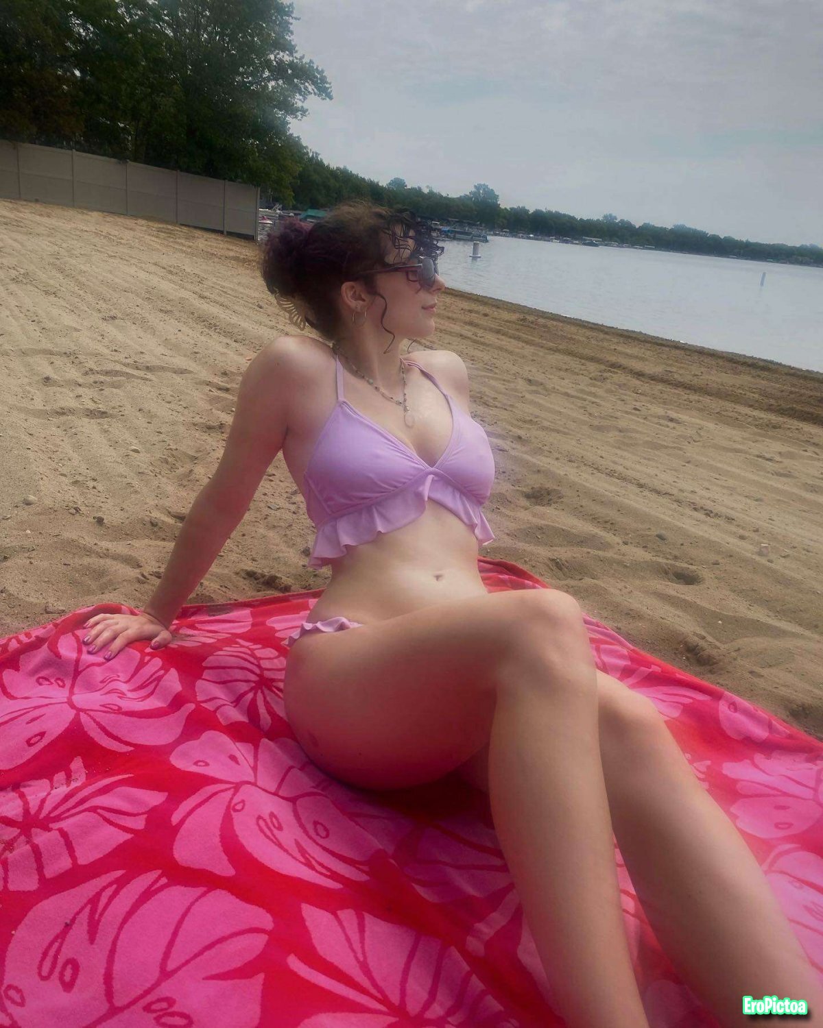 Ari - IRL flex photo featuring chubby