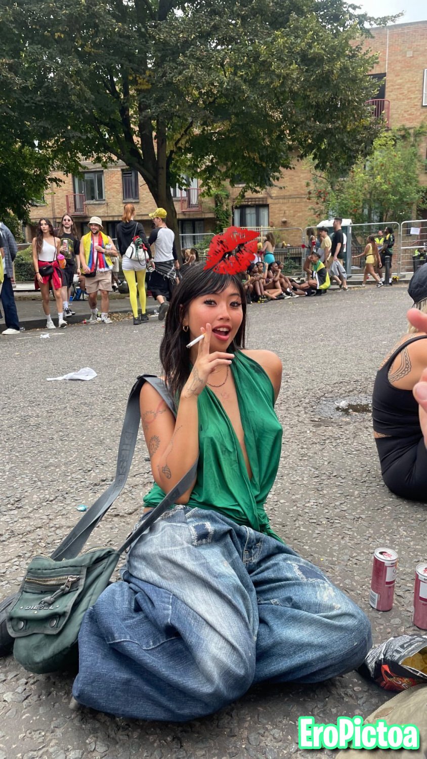 Beabadoobee tits/pokies comp photo featuring singer