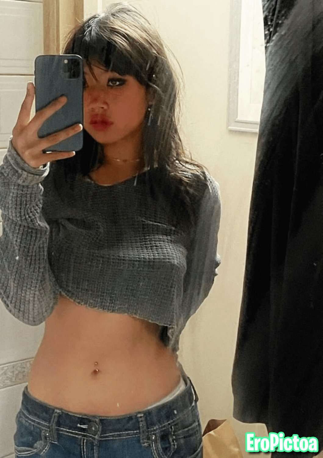 Beabadoobee tits/pokies comp photo featuring body