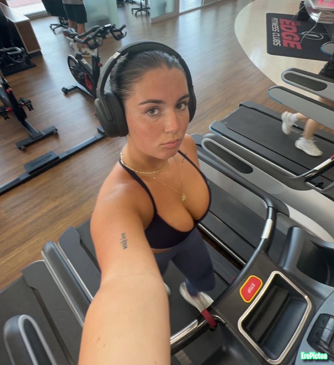 Gym slut Bella photo featuring muscle - Part 10
