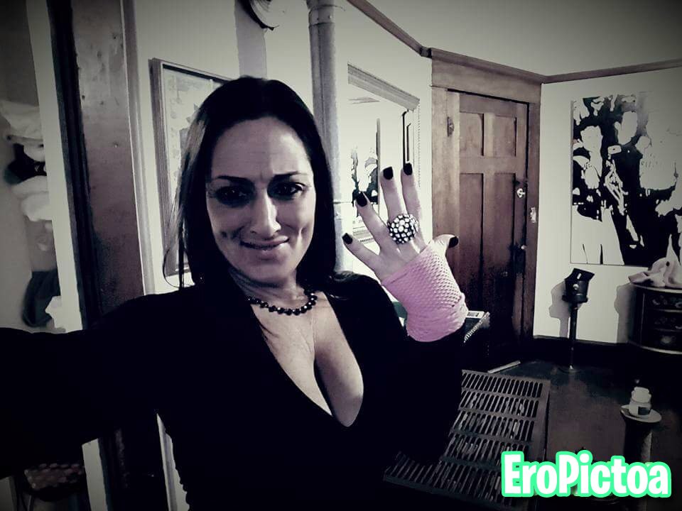 Oregon hippie bartender photo featuring Hippie - Part 50