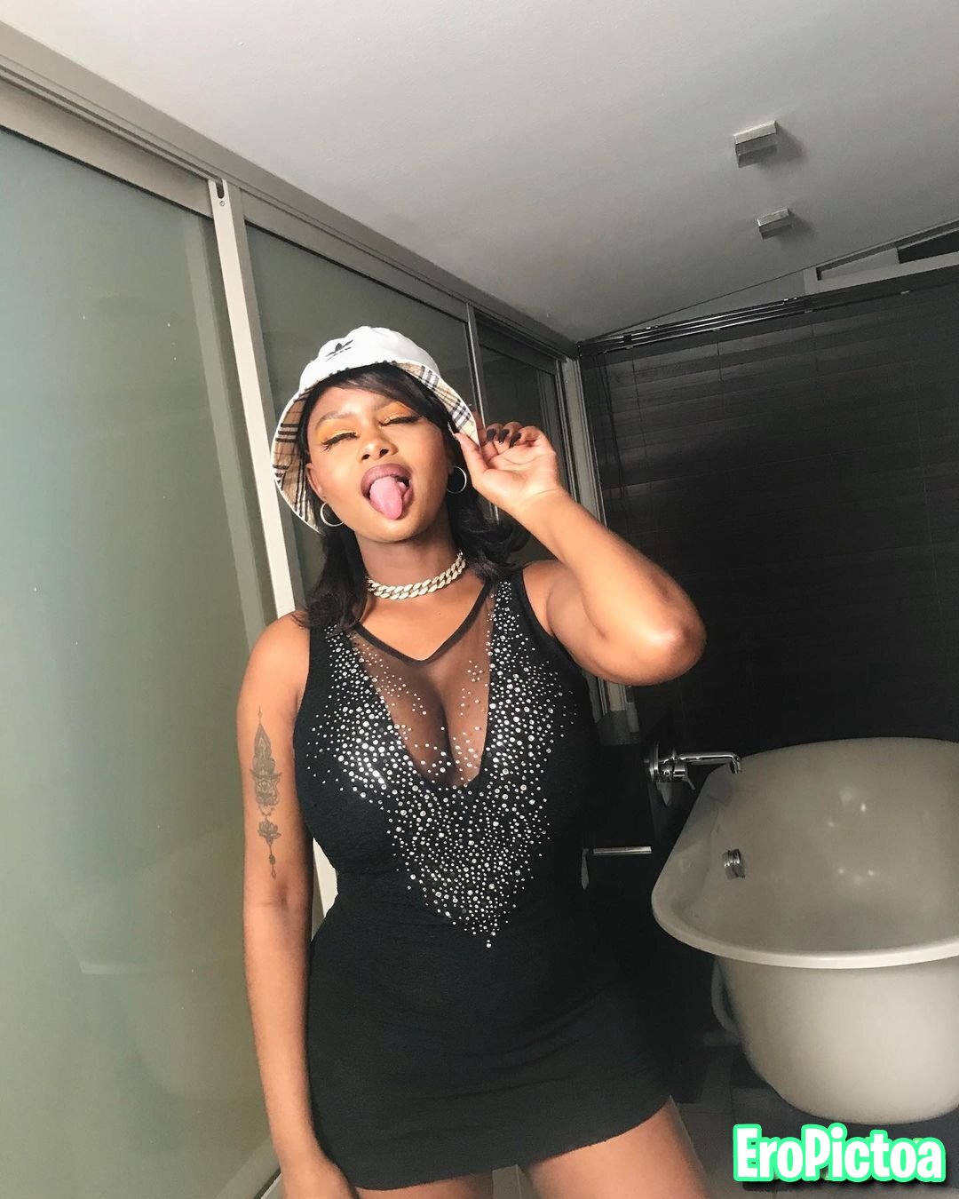 Calmyourtits.feistyleigh_ feistylee photo featuring Instagram busty tits pokies models - Part 72