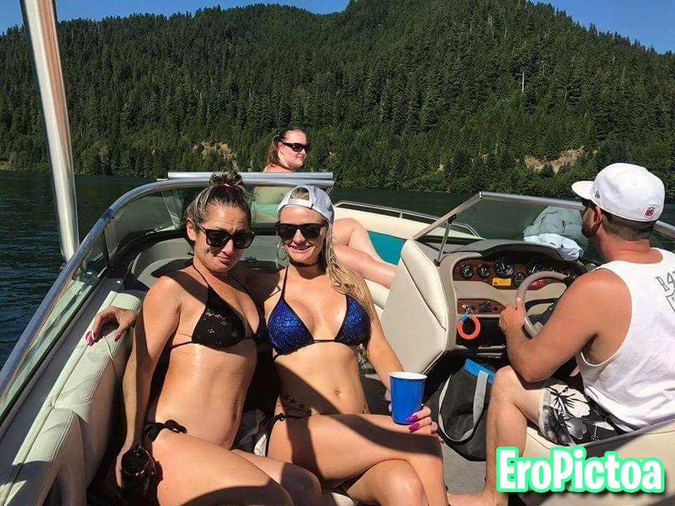 Oregon hippie bartender 3 photo featuring Cleavage