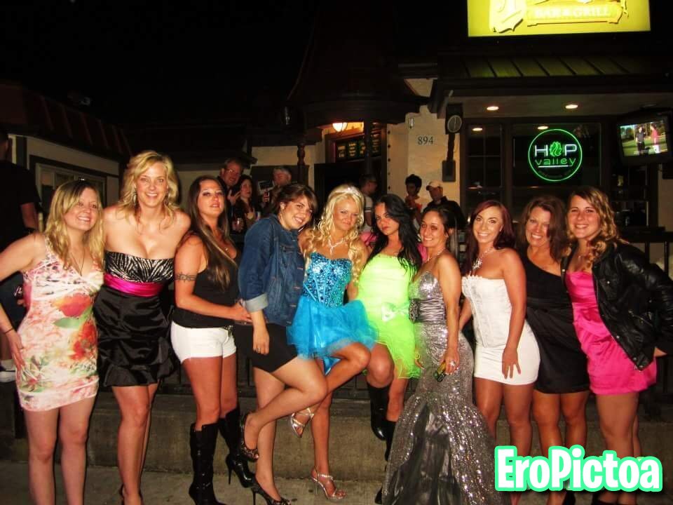 Oregon hippie bartender 3 photo featuring Cleavage