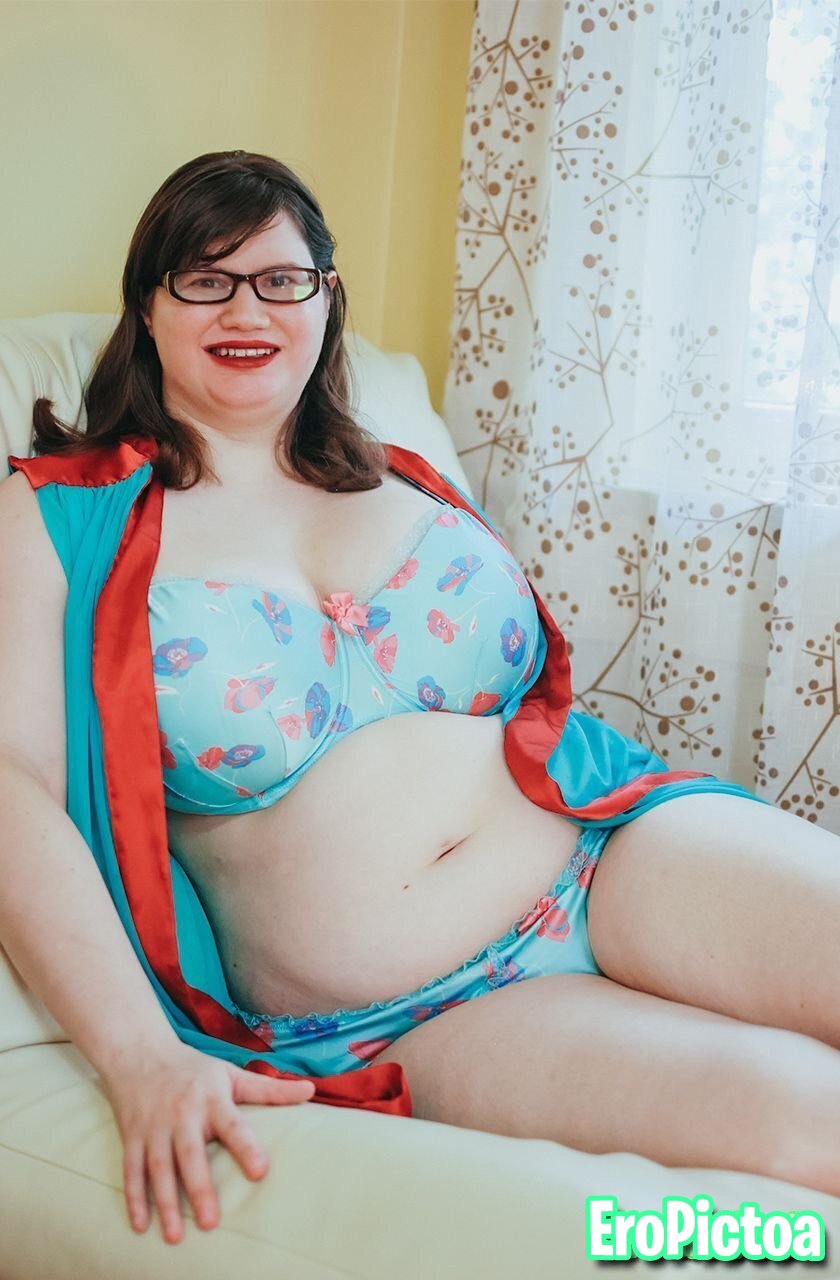 Holly - 46LL Tits photo featuring chunky