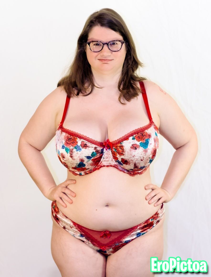 Holly - 46LL Tits photo featuring chubby