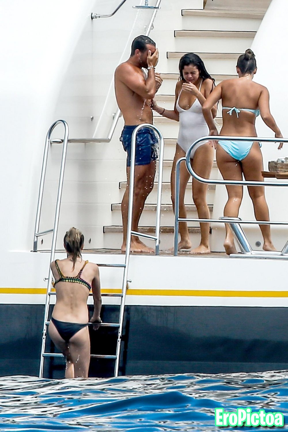 Selena Gomez Cara photo featuring brunette - Part 1
