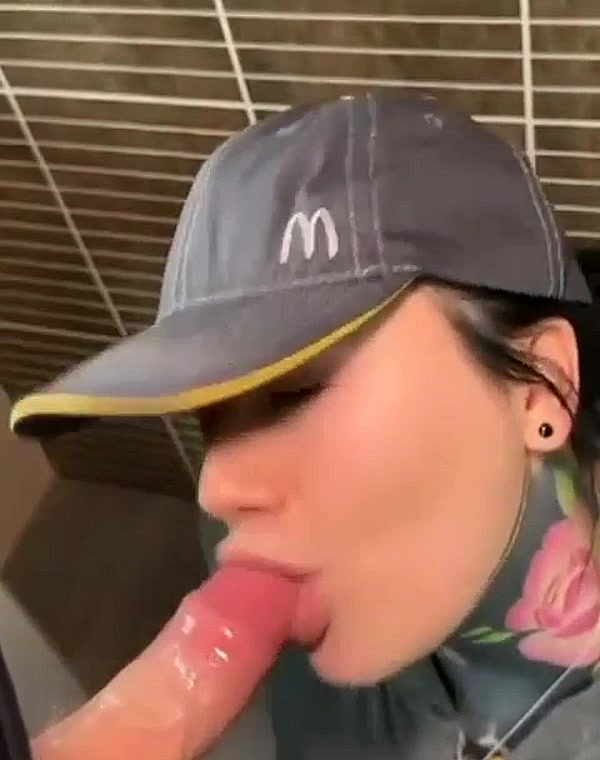 Thumbnail for Funcionaria McDonald's mamando o gerente 💦👅