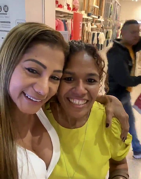 Thumbnail for Hot Latina Fitness Youtuber Dey Palencia Reyes at mall
