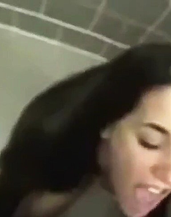 Thumbnail for Culiando en el Baño del Mall
