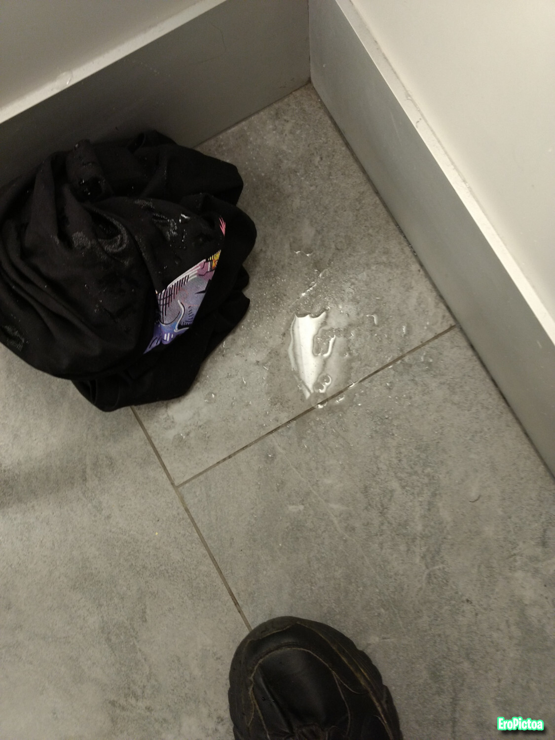 risky mall fitting room pee photo - Part 3