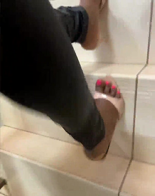 Thumbnail for Walking in the mall 👠🦶🏼