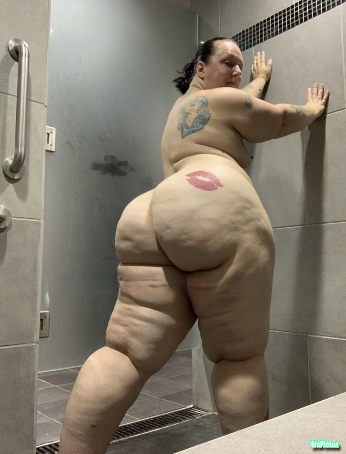 Nice milf have fat ass 😋😋 photo featuring big ass