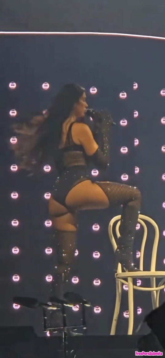 Dua lipa sentones ricos y nos muestra su culo photo featuring Celebrity