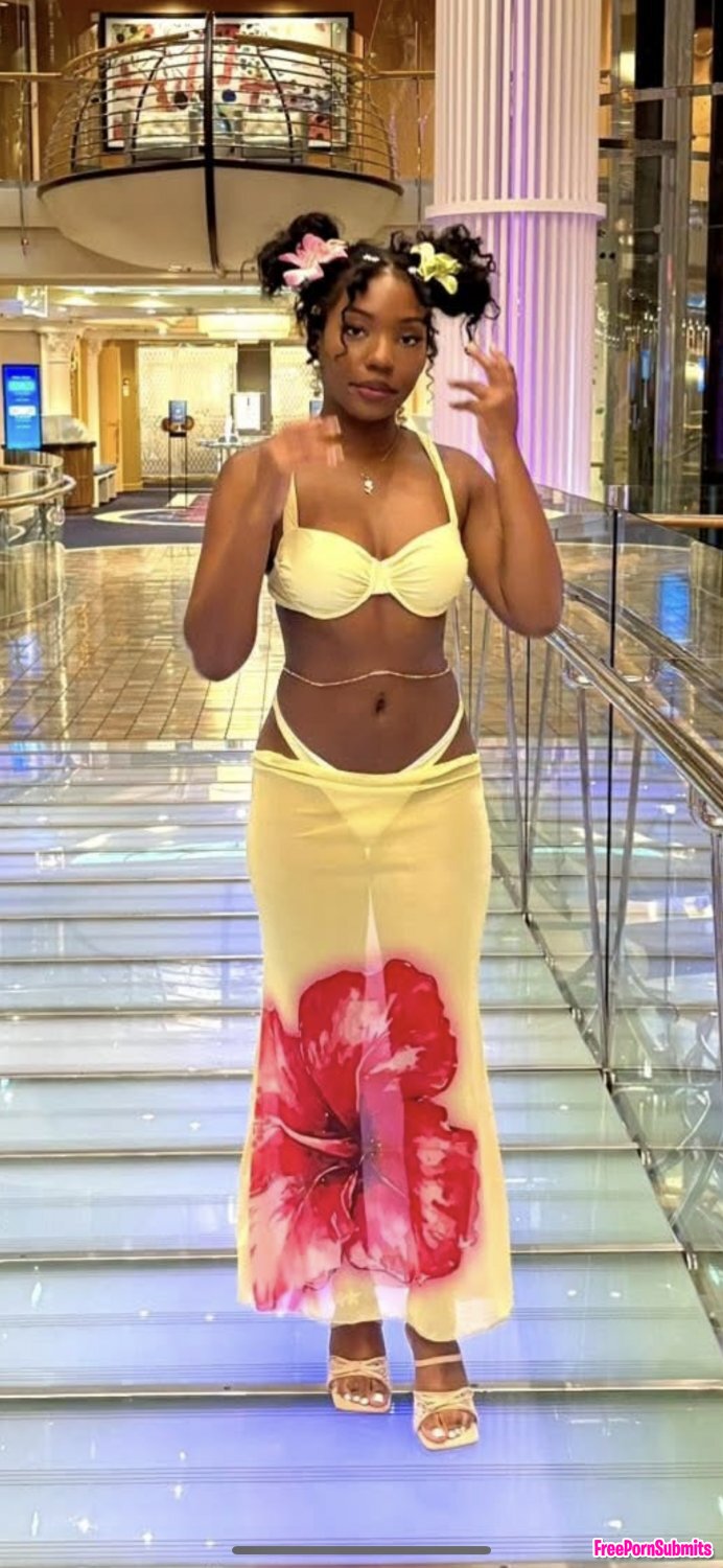 Gorgeous ebony irl needs tributes. Kik graysn98 or dm me photo featuring tits - Part 3