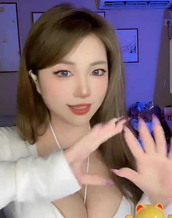 Thumbnail for Yakki lookin like a whole snack. With other Tiktok thots.