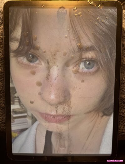 Thumbnail for Emma myers turned my cock into a fountain 💦💦 cumtribute