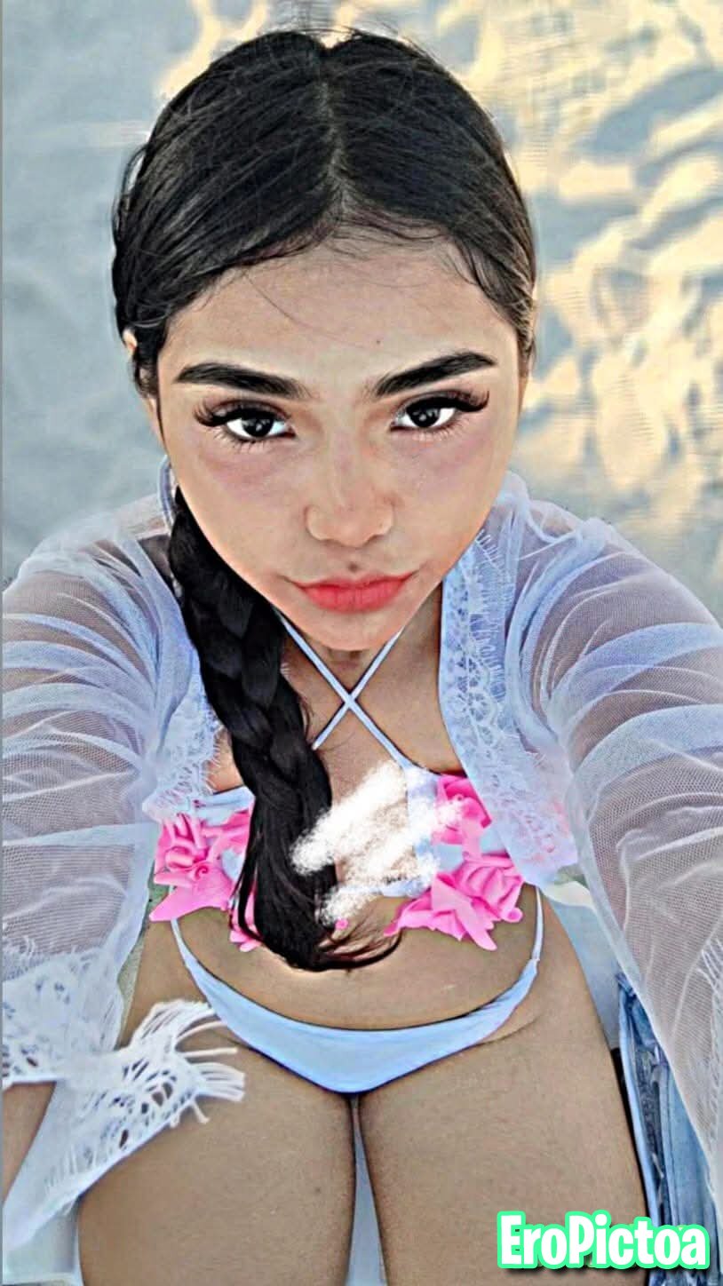 Quiero leche🤤 photo featuring Lesbianas