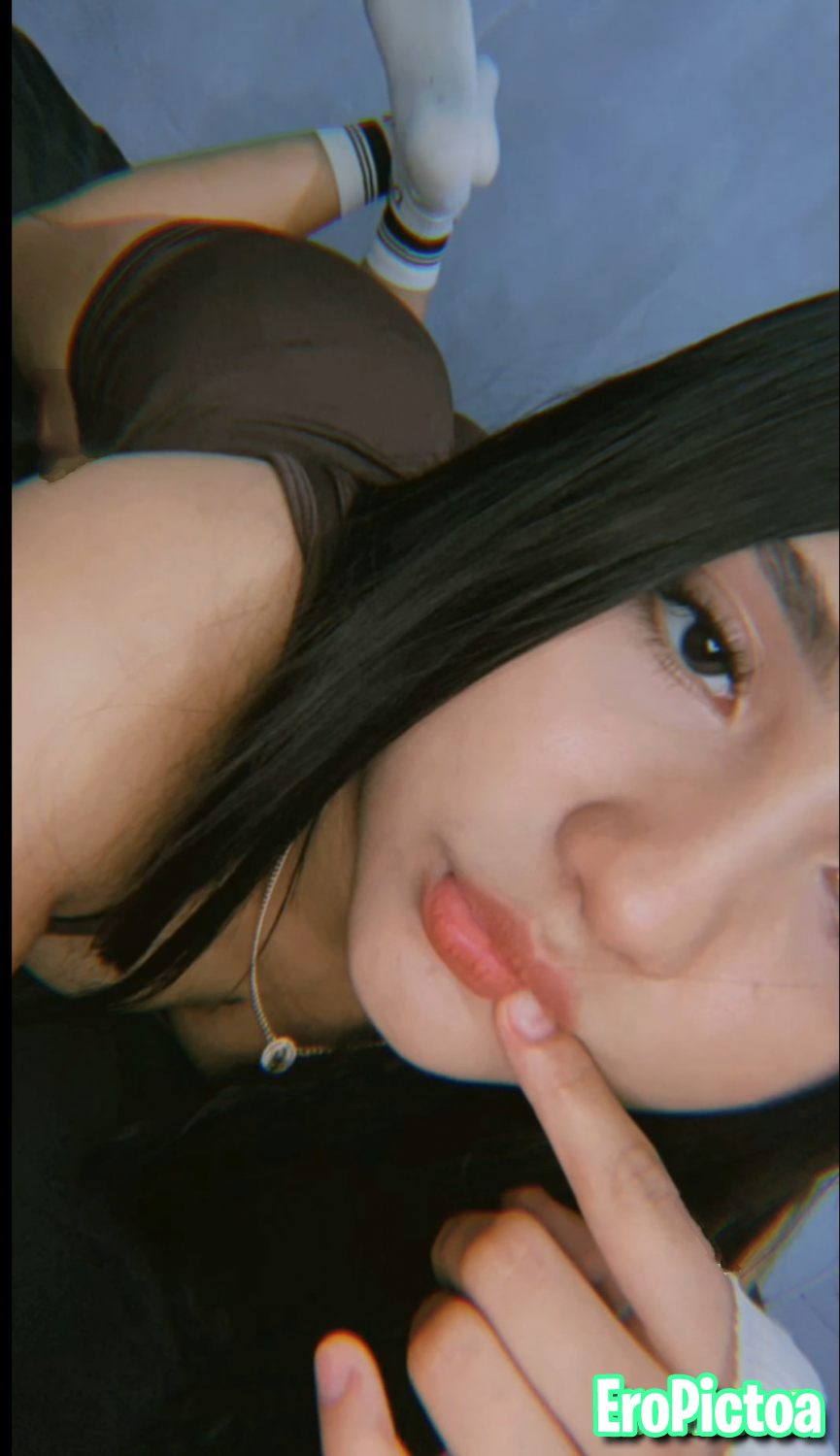 Quiero leche🤤 photo featuring Rubias