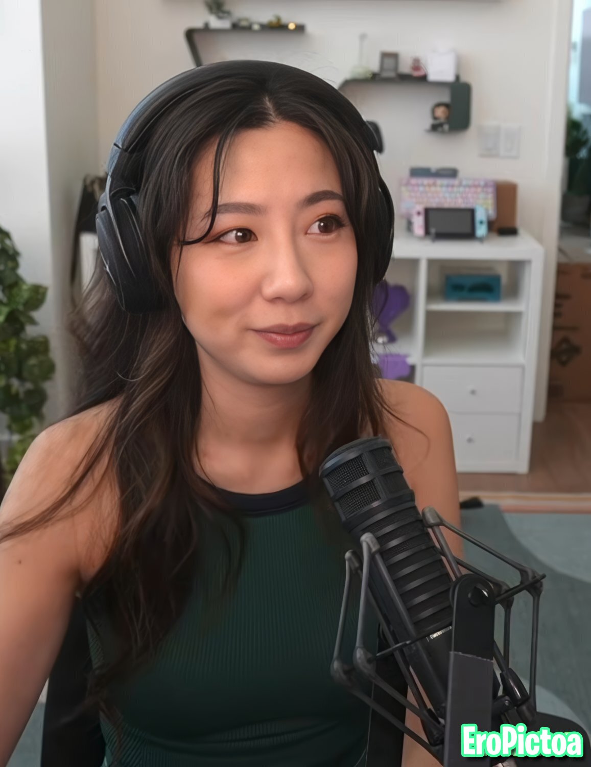 Fuslie [12] photo featuring influencer - Part 23