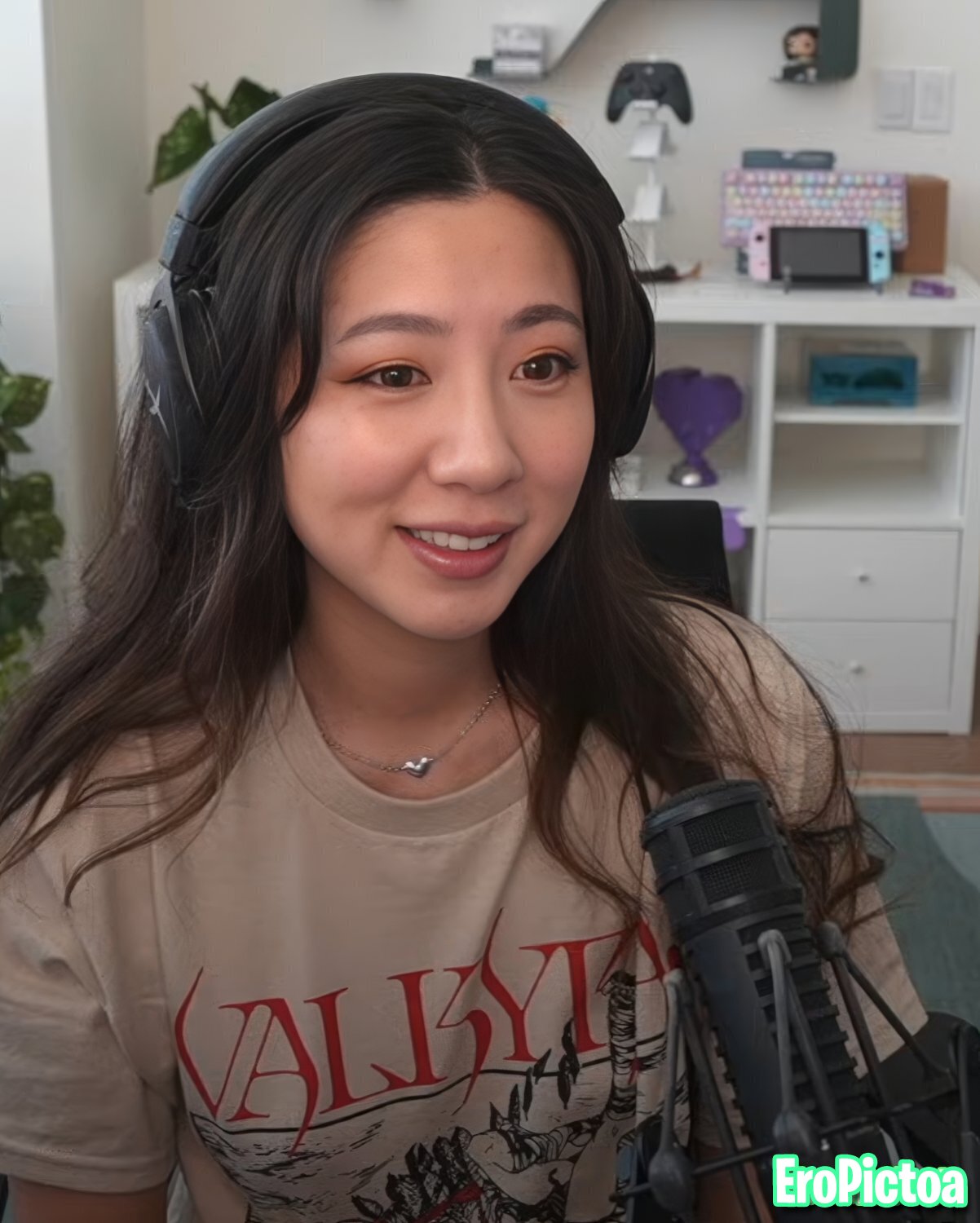 Fuslie [12] photo featuring long hair - Part 44