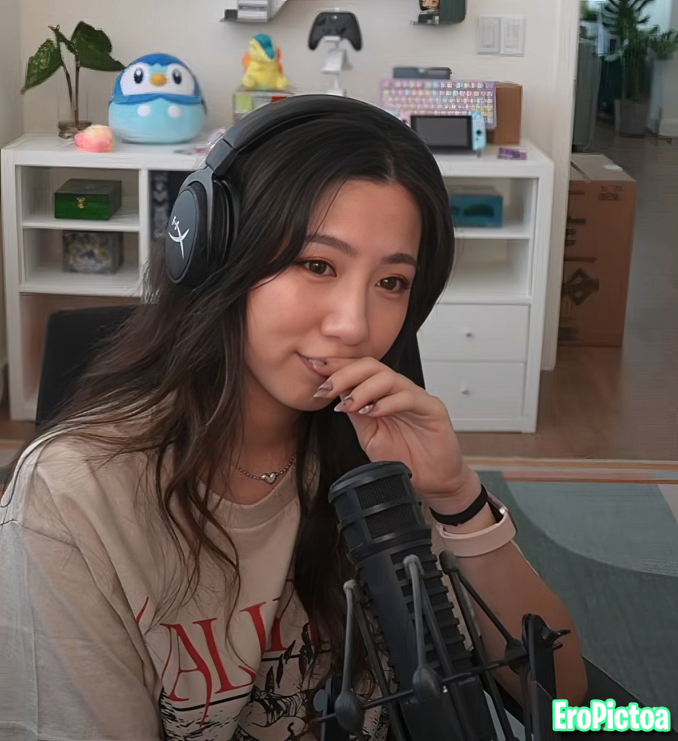 Fuslie [12] photo featuring influencer - Part 51