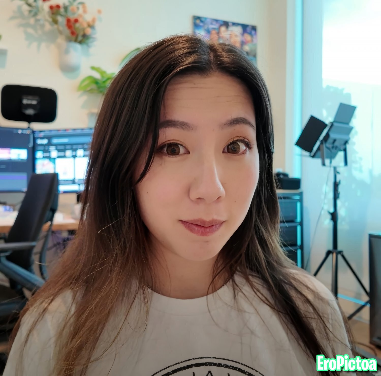 Fuslie [13] photo featuring brunette