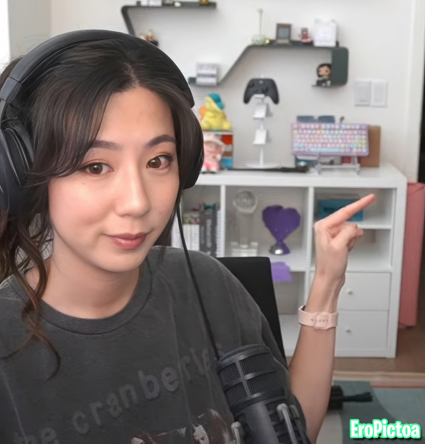 Fuslie [13] photo featuring brunette