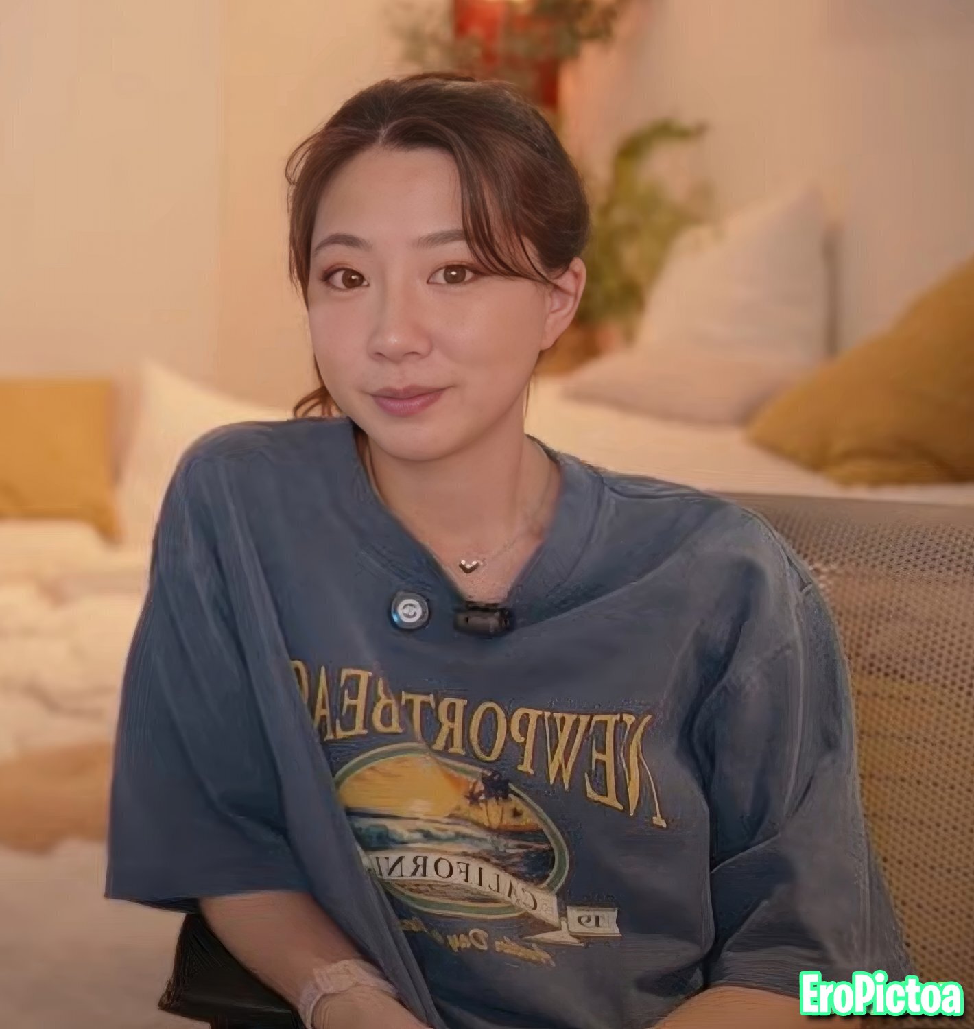 Fuslie [13] photo featuring brunette