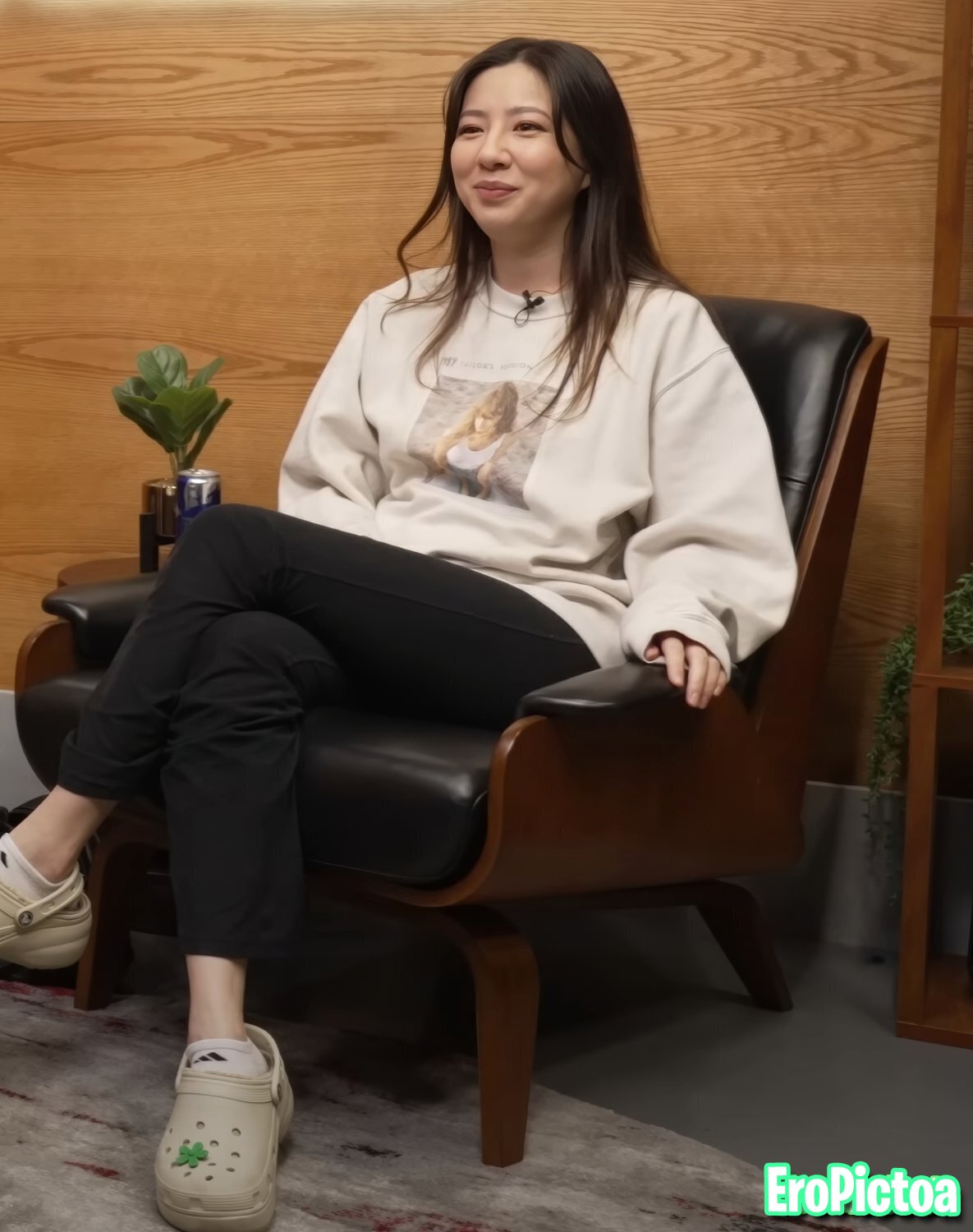 Fuslie [5] photo featuring streamer - Part 89