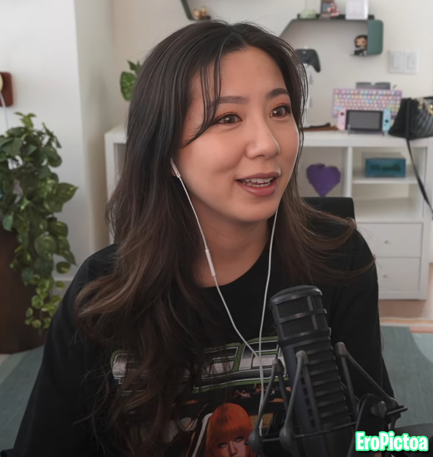 Fuslie [11] photo featuring long hair - Part 56