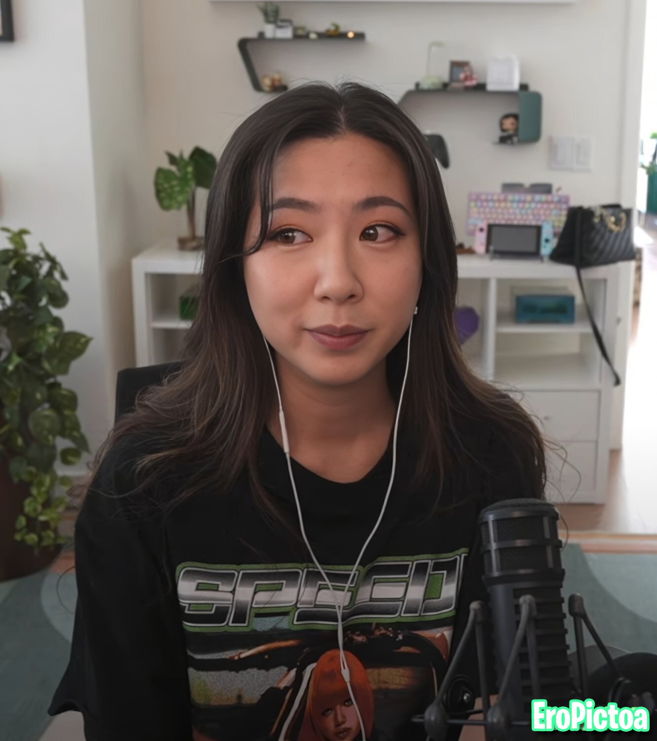 Fuslie [11] photo featuring long hair - Part 8