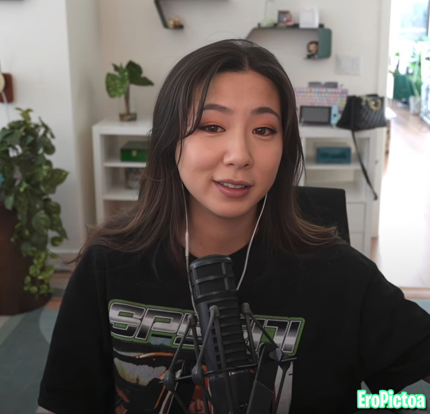 Fuslie [11] photo featuring influencer - Part 60