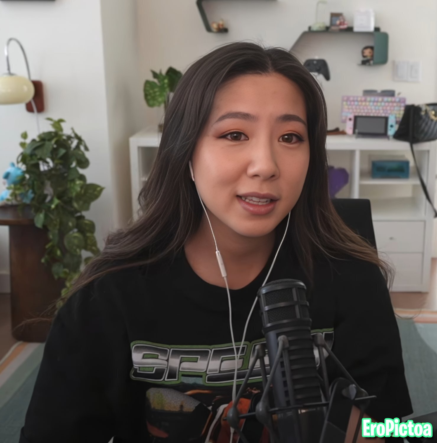 Fuslie [11] photo featuring streamer - Part 61