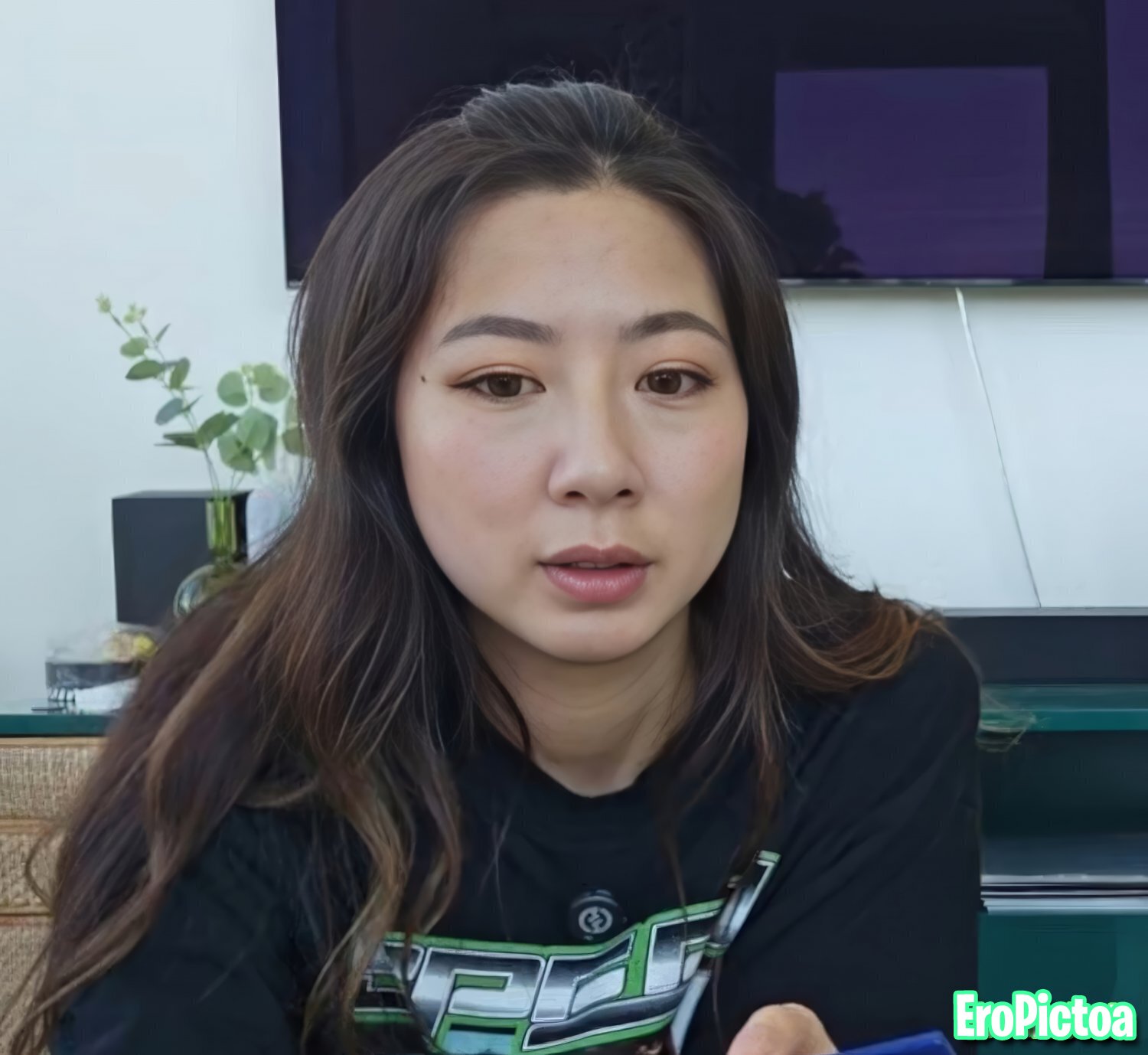 Fuslie [14] photo featuring brunette