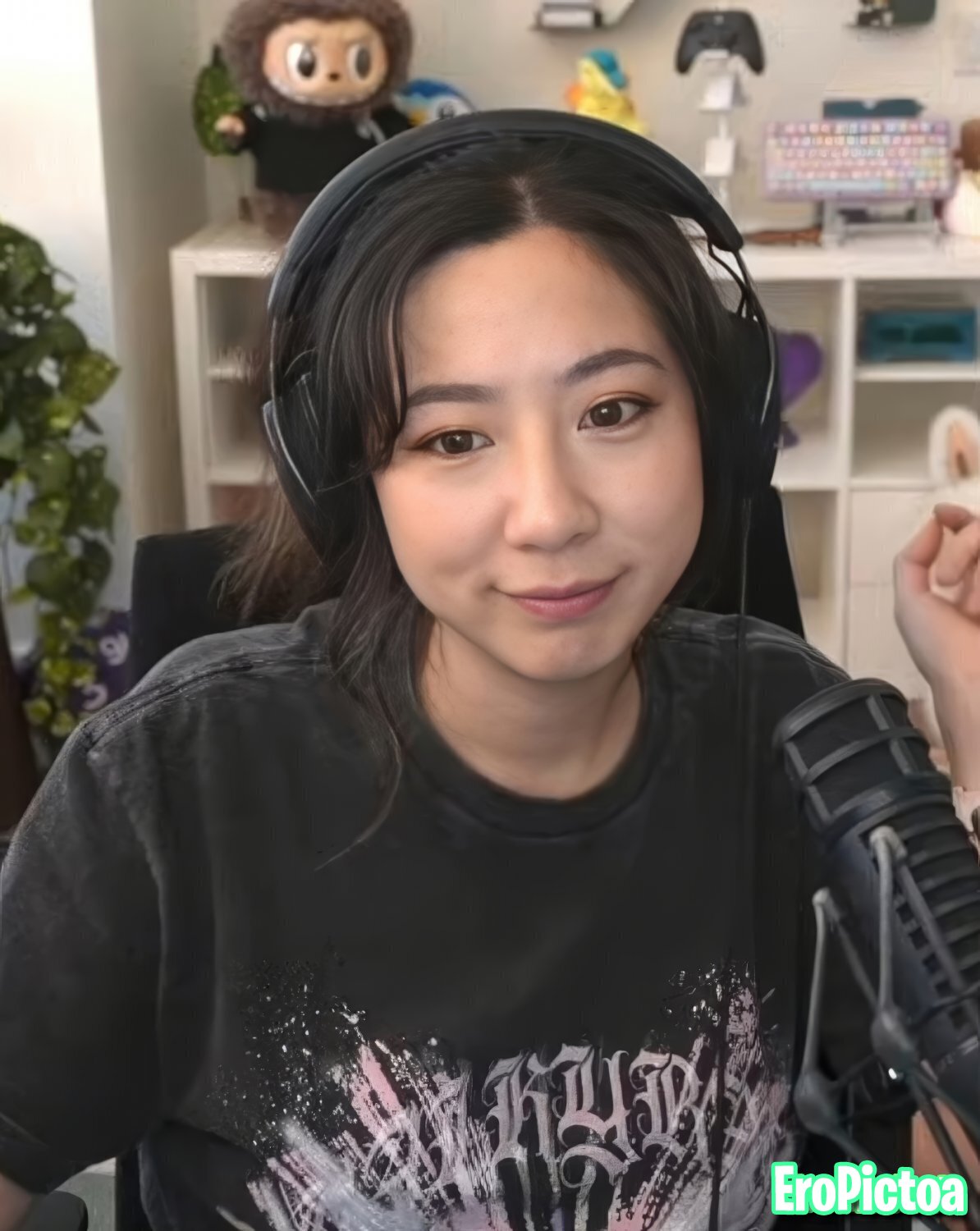 Fuslie [14] photo featuring influencer